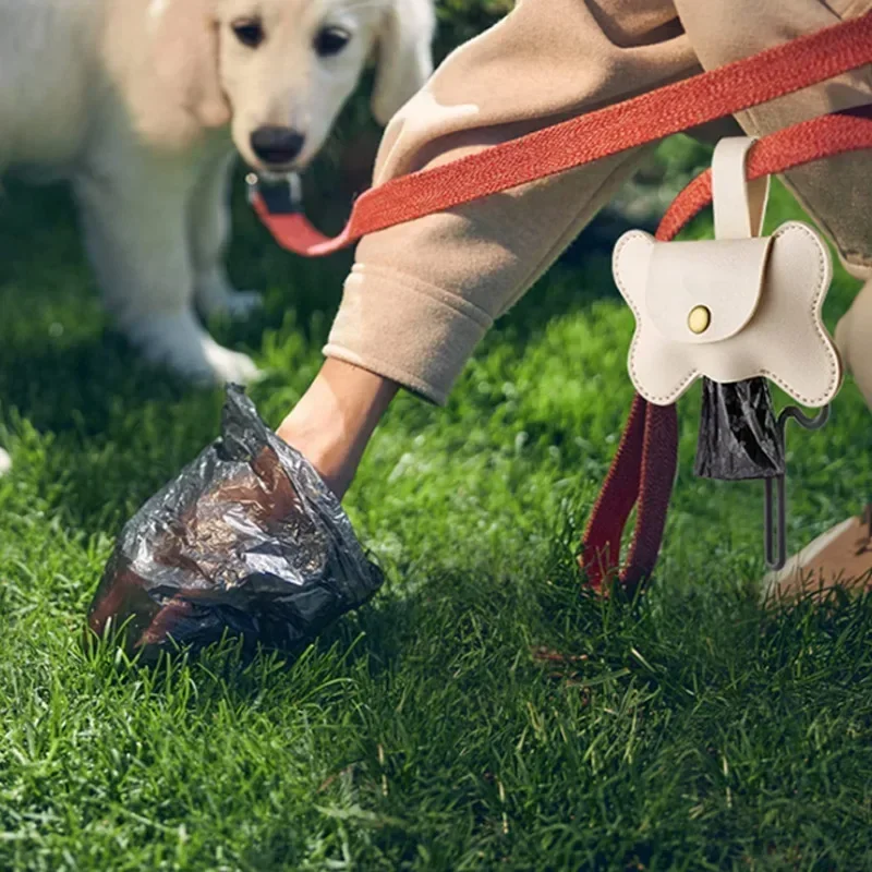 Dispenser per sacchetti di raccolta di cacca di cane con Clip per guinzaglio Dispenser per sacchetti di rifiuti per animali domestici per sacchetti