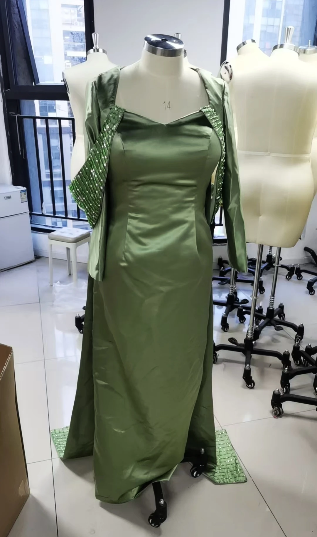 

Oisslec Prom Dresses Elegant Vintage Sweet Green Crystal Beads Cape Satin Formal Occasion Prom Dress Evening Party Gowns