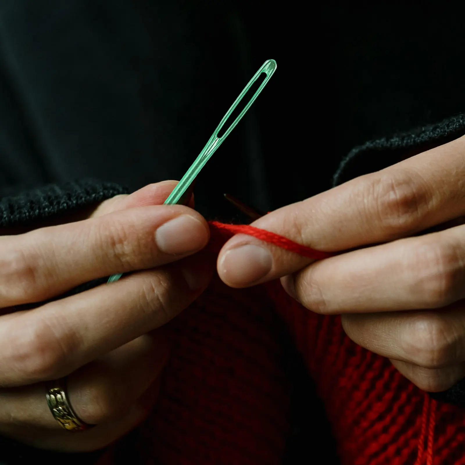 

8Pcs Professional Aluminum Yarn Needles Compact Portable Darning Tools with Curved Points for Sweaters Scarves Repairs