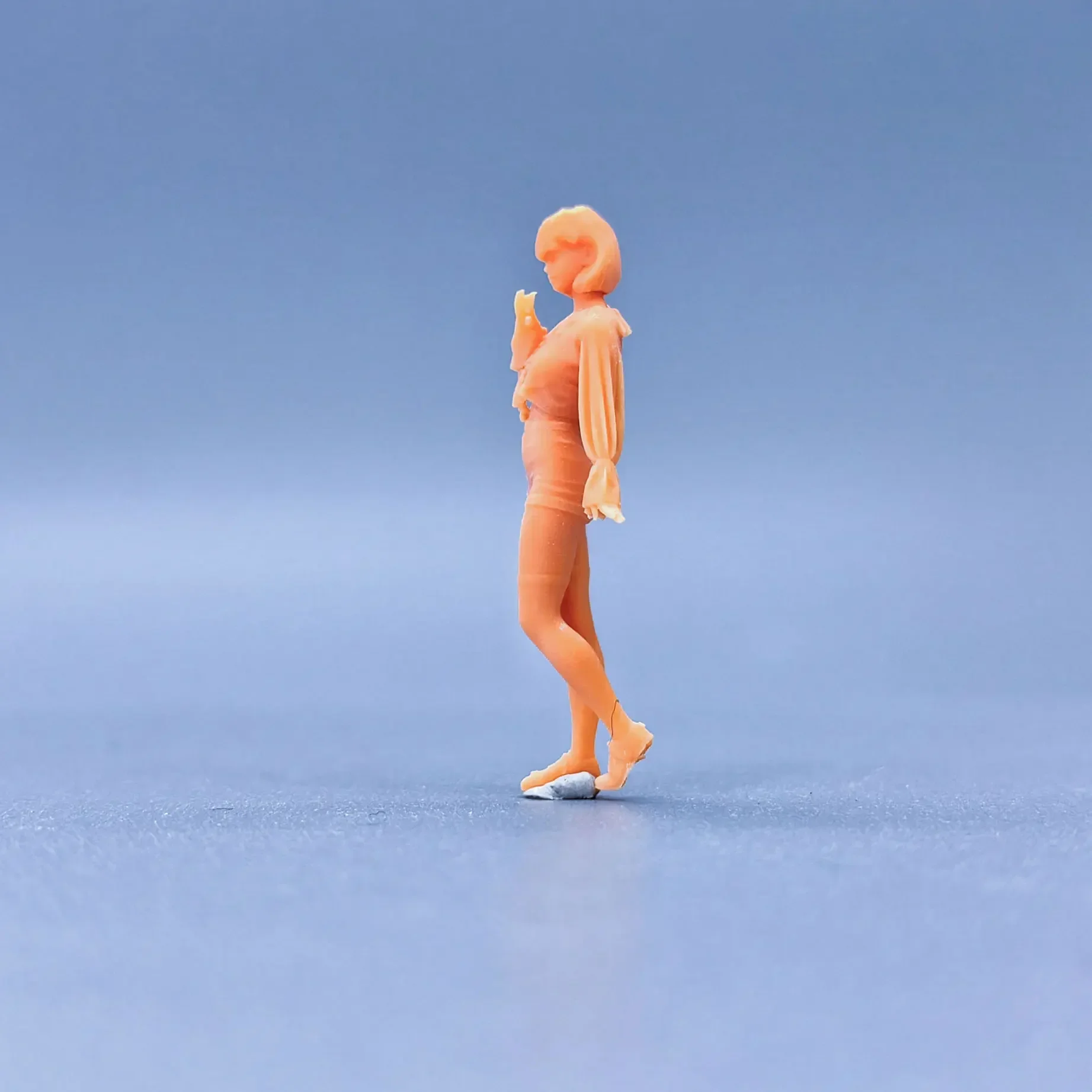 

1/64 1/43 Scale Model Resin Cute Girls with Baggy Sleeves Uncolored Miniature Diorama Hand-painted S510