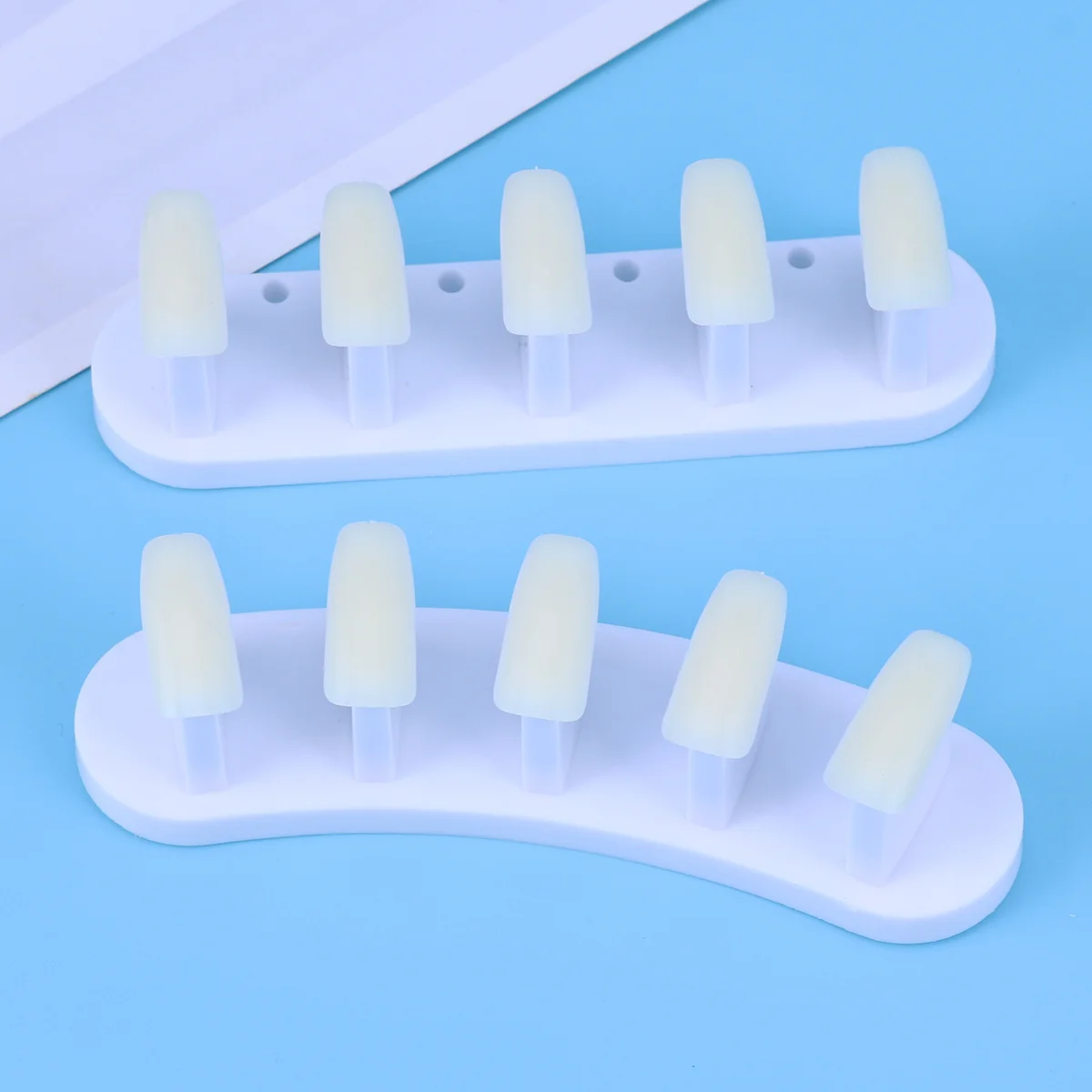 

3Pcs Nail Training Rack Durable Plastic Tip Stand Nail Art Display Practice Tool for Salon School Home Use Plastic Tip Stand