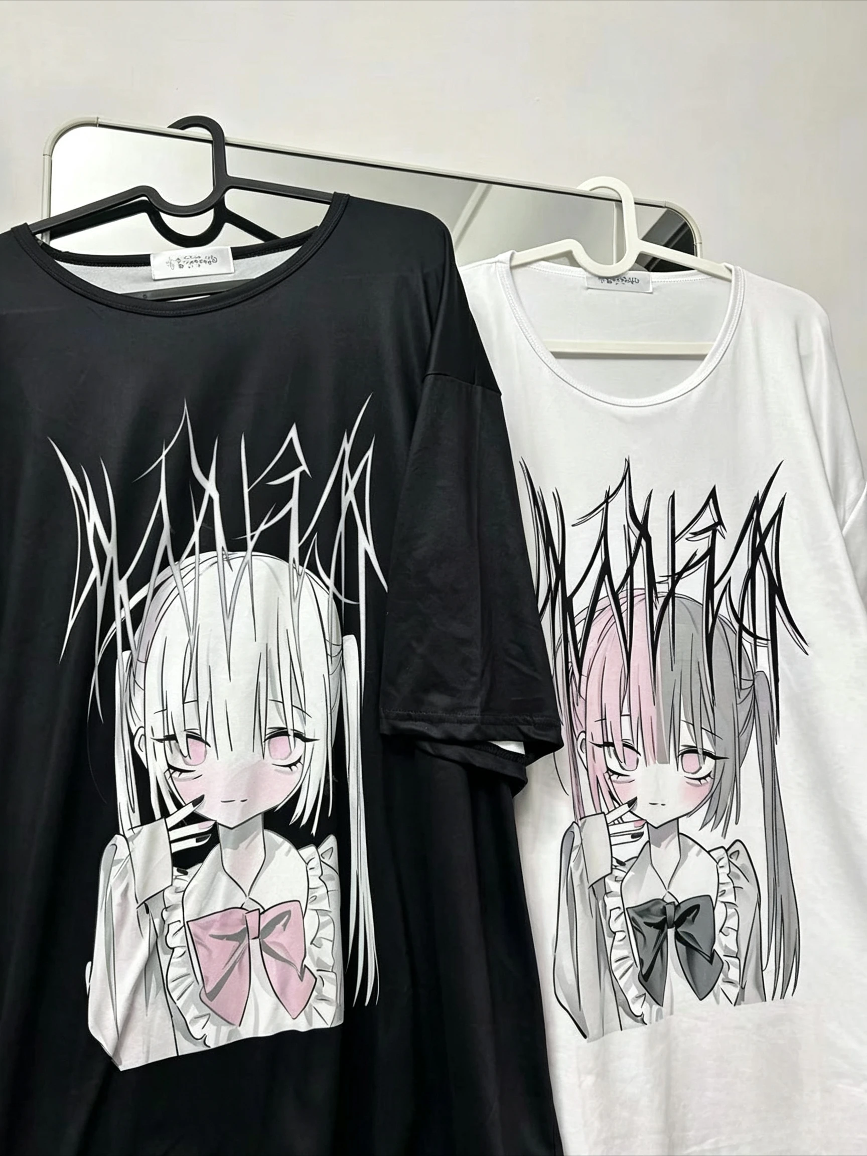Dunkles Kawaii Y2k Twin Tail Anime Girl Grafik-T-Shirt mit Rosa Schleife, Metallische Schrift, Gothic Manga Sommer Unisex Baumwoll-Kurzarm-Shirt – Detail 3