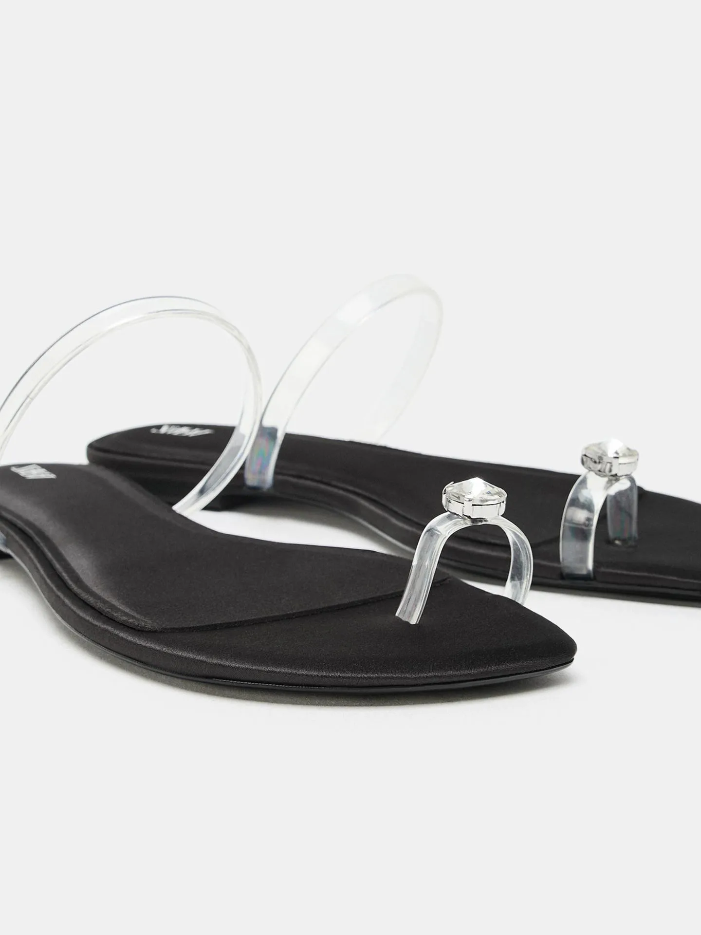 women's-flat-sandals-round-toe-buckle-decorated-belt-fashionable-transparent-bottom-diamond-embedded-slip-on-summer-shoes