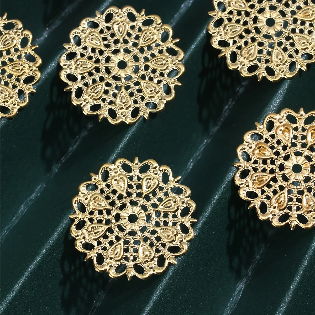 30 قطعة فاصل زهرة معدنية إكسسوارات قلادة ساحرة صنعة جيدة متينة لمشاريع المجوهرات ذاتية الصنع قلادة على شكل زهرة ذهبية يمكنك صنعها بنفسك #5