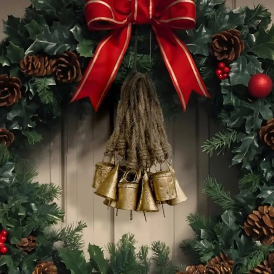 مجموعة Mie Creations مكونة من 10 أجراس عيد الميلاد الريفية العتيقة وأجراس القصدير على حبل الجوت لديكور العطلة مثالية لعيد الميلاد اليدوي