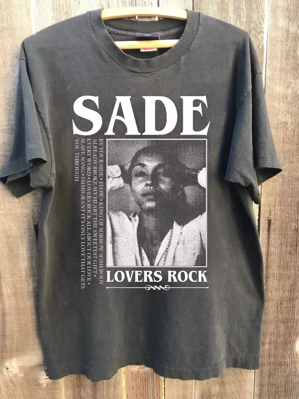 تي شيرت Sade Lovers Rock Album الفحمي بأكمام قصيرة للجنسين تي شيرت صيفي جديد للرجال والنساء من القطن بأكمام قصيرة