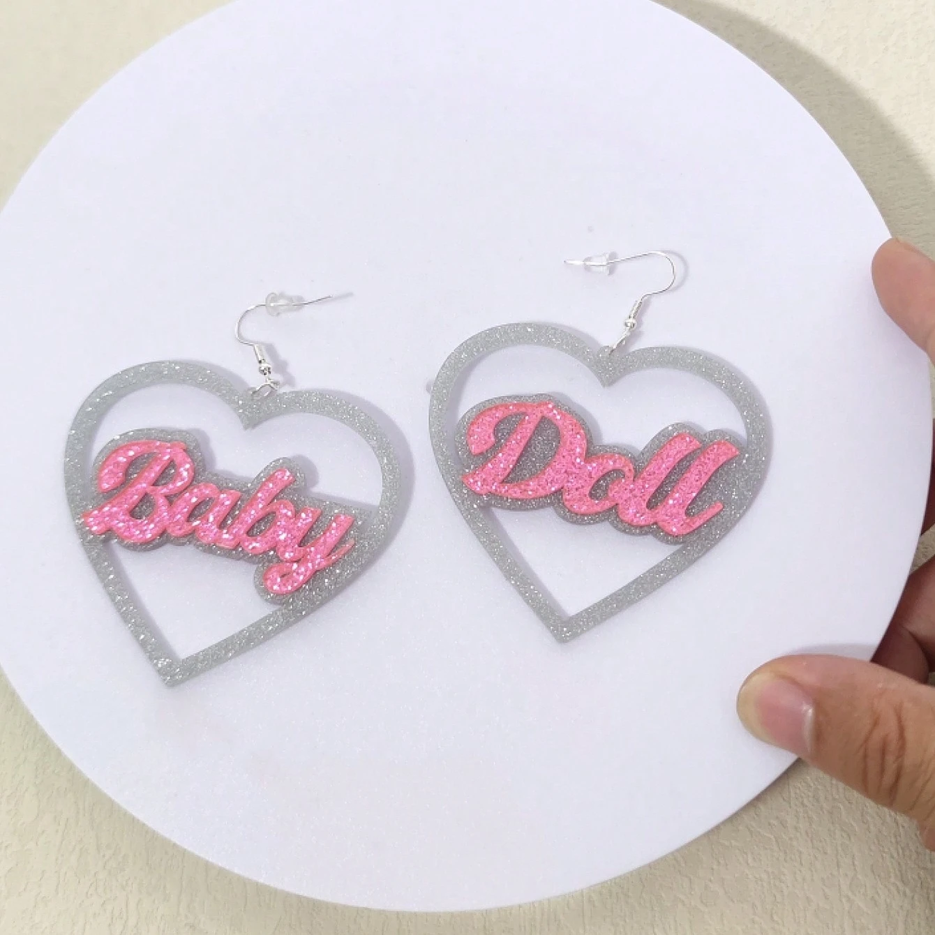 KUGUYS Herzförmige Babygirl-Babydoll-Ohrringe für Damen, glitzernder Acryl-Schmuck, Accessoires für Musikfestivals – Detail 10