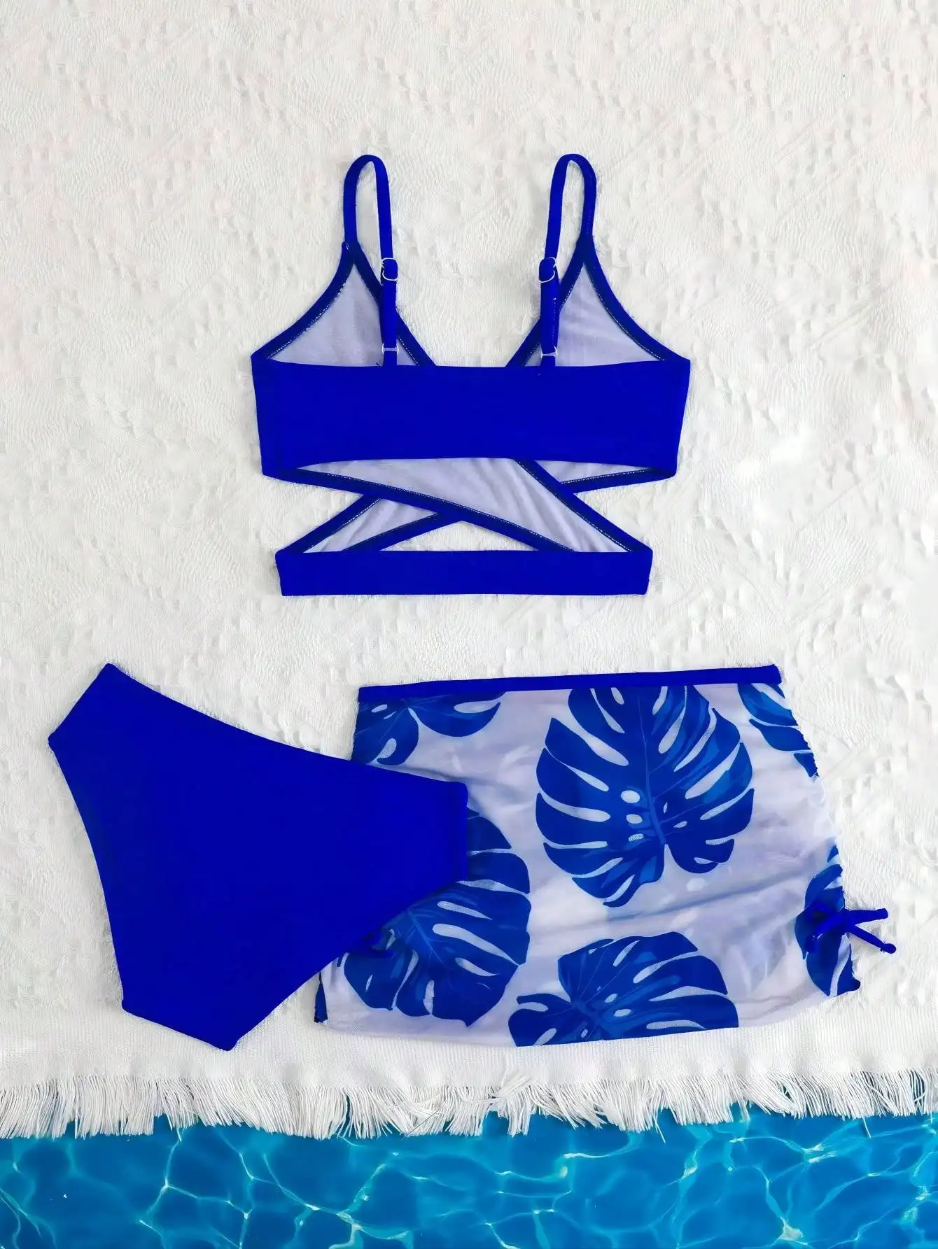 

Однотонный комплект бикини с перекрестной застежкой спереди, юбкой с принтом в виде листьев и 4 предметами в комплекте