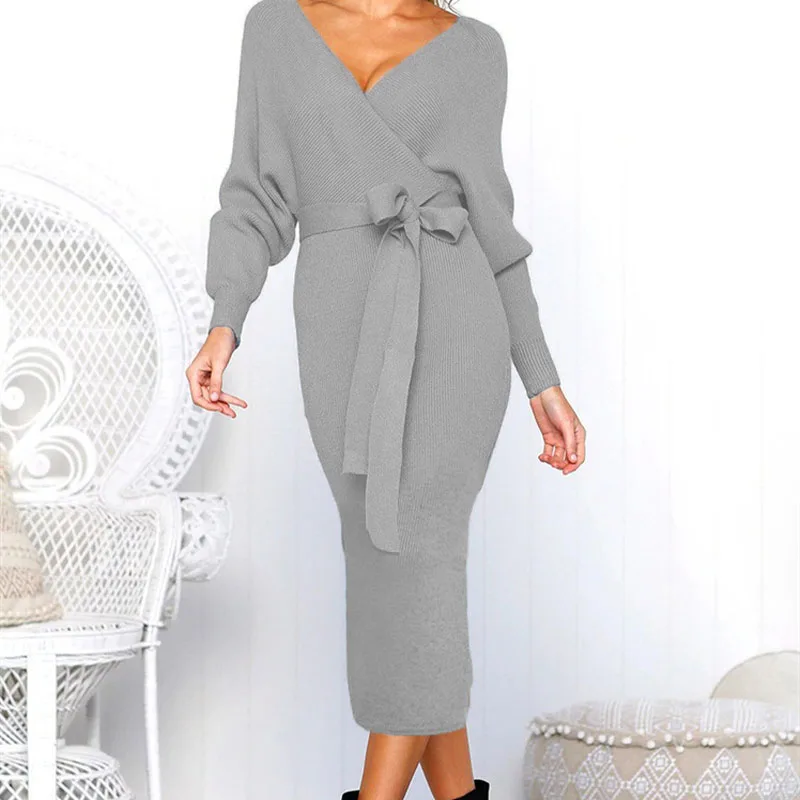 Sukienki swetrowe damskie z dekoltem w serek, rękawami typu nietoperz, odkrytymi plecami, dopasowane, z paskiem.