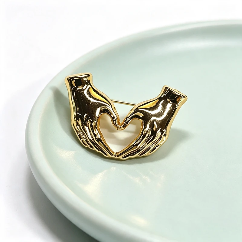 Gold Hands Form Heart Brooch Alloy Hands Make Heart Shape Pin Fashion Jewelry Accessory