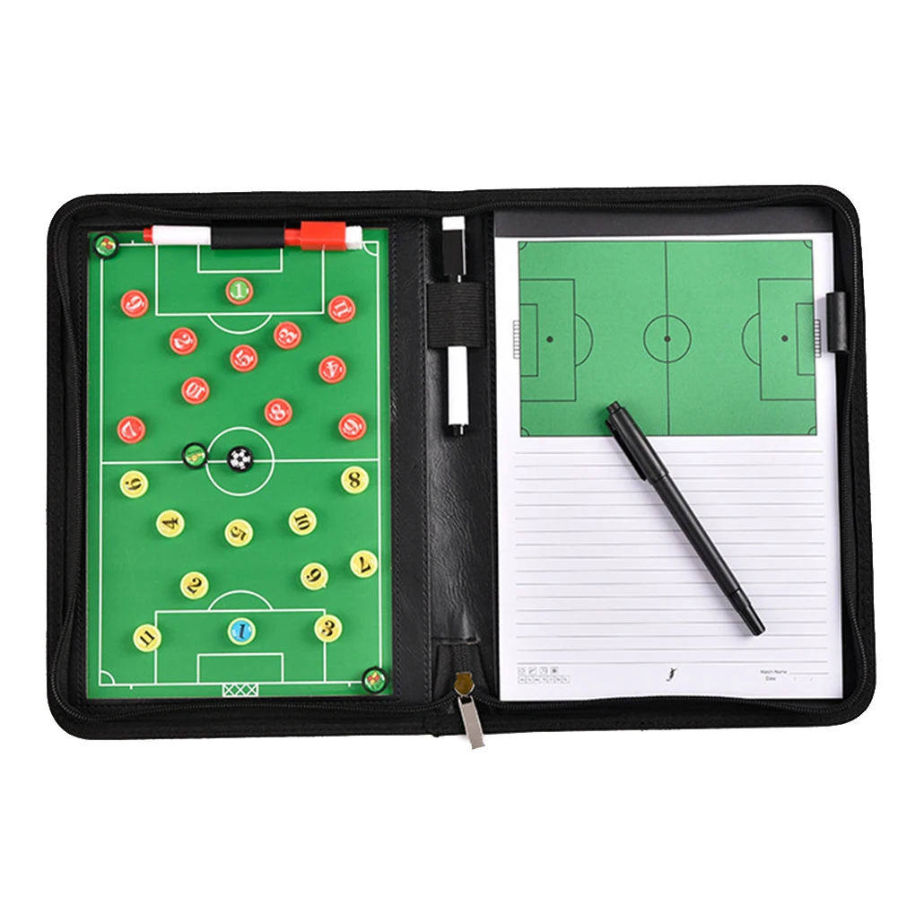 لوحة تدريب كرة القدم مع قطع مغناطيسية وقلم قابل للمسح وحقيبة بسحاب أداة تدريب كرة القدم المحمولة