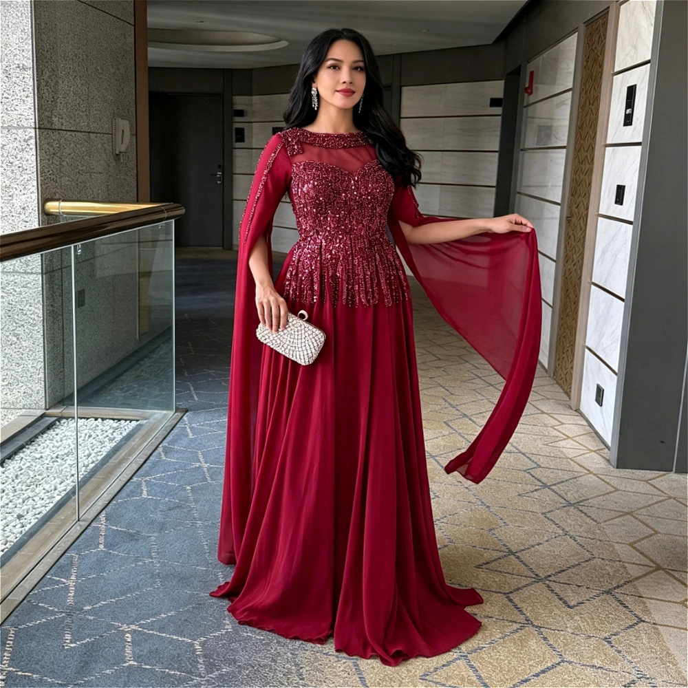 Vestido de Noche de Gasa Borgoña Personalizado con Manga Capa, Pedrería, Cuello Ilusión, Corpiño Brillante y Falda Fluida para Banquete Formal y Fiesta de Graduación