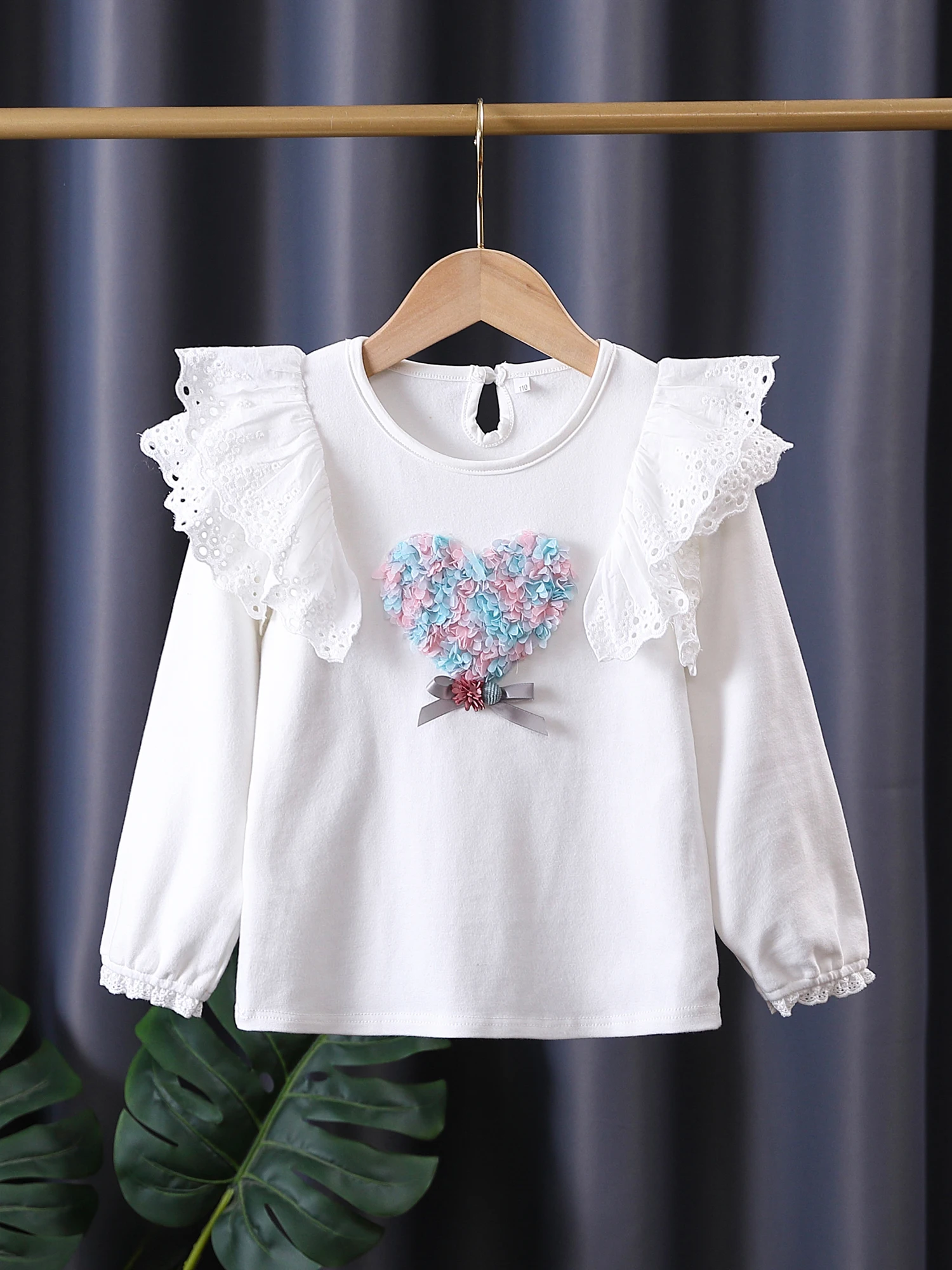 Girls' Spring and Autumn T-Shirt with Sweet and Cute Heart-Shaped Patch Design, Small Flutter Sleeves, Solid Color, Round Neck Pullover, Versatile Autumn Outdoor Top for Little Girls