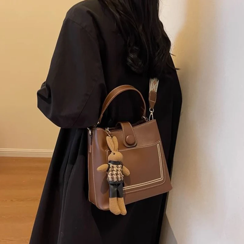 Single Shoulder Small Bag for Women in Spring  New High-end Texture Fashionable Design Crossbody Bag Retro Hand-held Bucket Bag