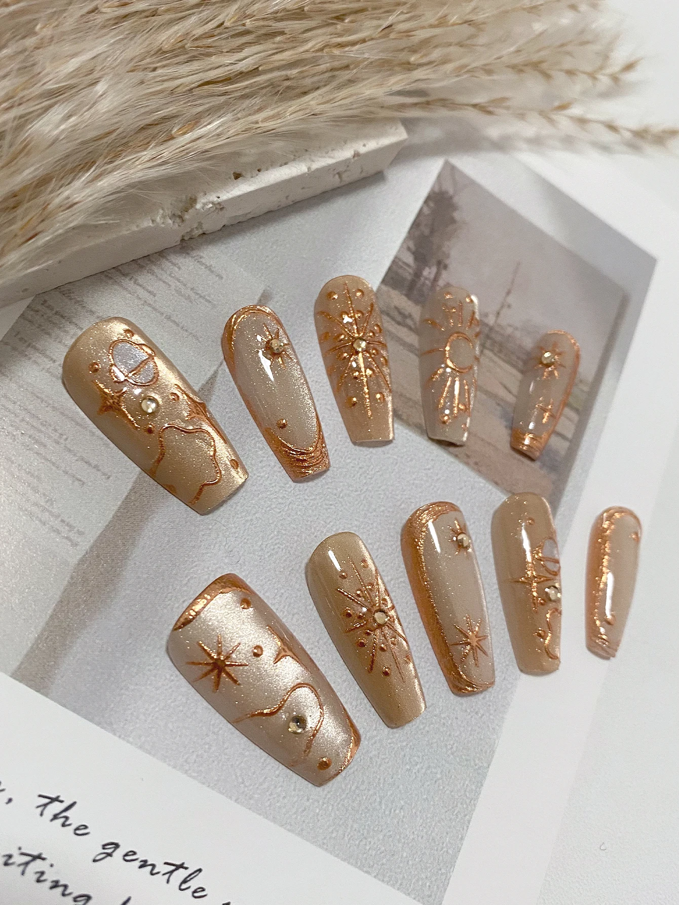 10 Pièces de Strass pour Ongles Plaqué Or, Motifs Étoile et Lune, Effet Œil de Chat, Décorations Adhésives Or Rose pour Étoiles à Quatre Branches, Rayons d'Étoile Éclatants, Lune Croissante, Formes de Nuages et de Planètes, avec une Texture Métallique Délicate et Brillante, Idéales pour Tenues Professionnelles, Robes de Soirée, Demoiselles d'Honneur de Mariage, Style Rétro Élégant, Tricots d'Automne et d'Hiver, et Looks Quotidiens Féminins et Délicats.