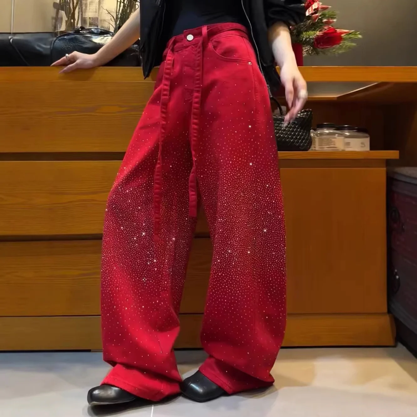 

2026 New Red High Waist Curved Leg Jeans Women Heavy Rhinestone Baggy Wide Leg Denim Pants Streetwear Trousers