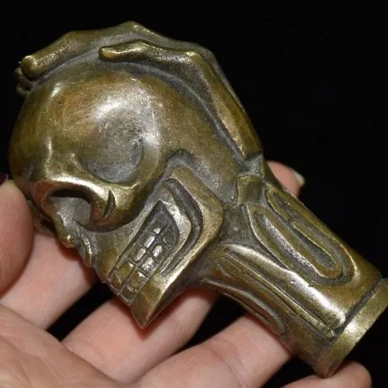 Collection, pure copper skull crutch head ornament is 4 cm long, 5 cm wide and 9 cm high.