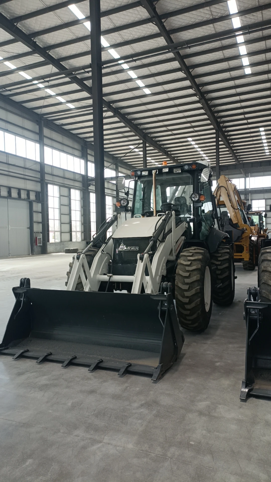 Terna frontale 388H da 2,5 tonnellate con benna 6 in 1