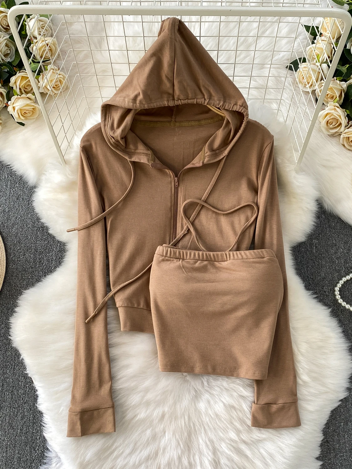 

Повседневный спортивный вязаный комплект из двух предметов: укороченная куртка на молнии с капюшоном и топ-жилет с нагрудными вставками