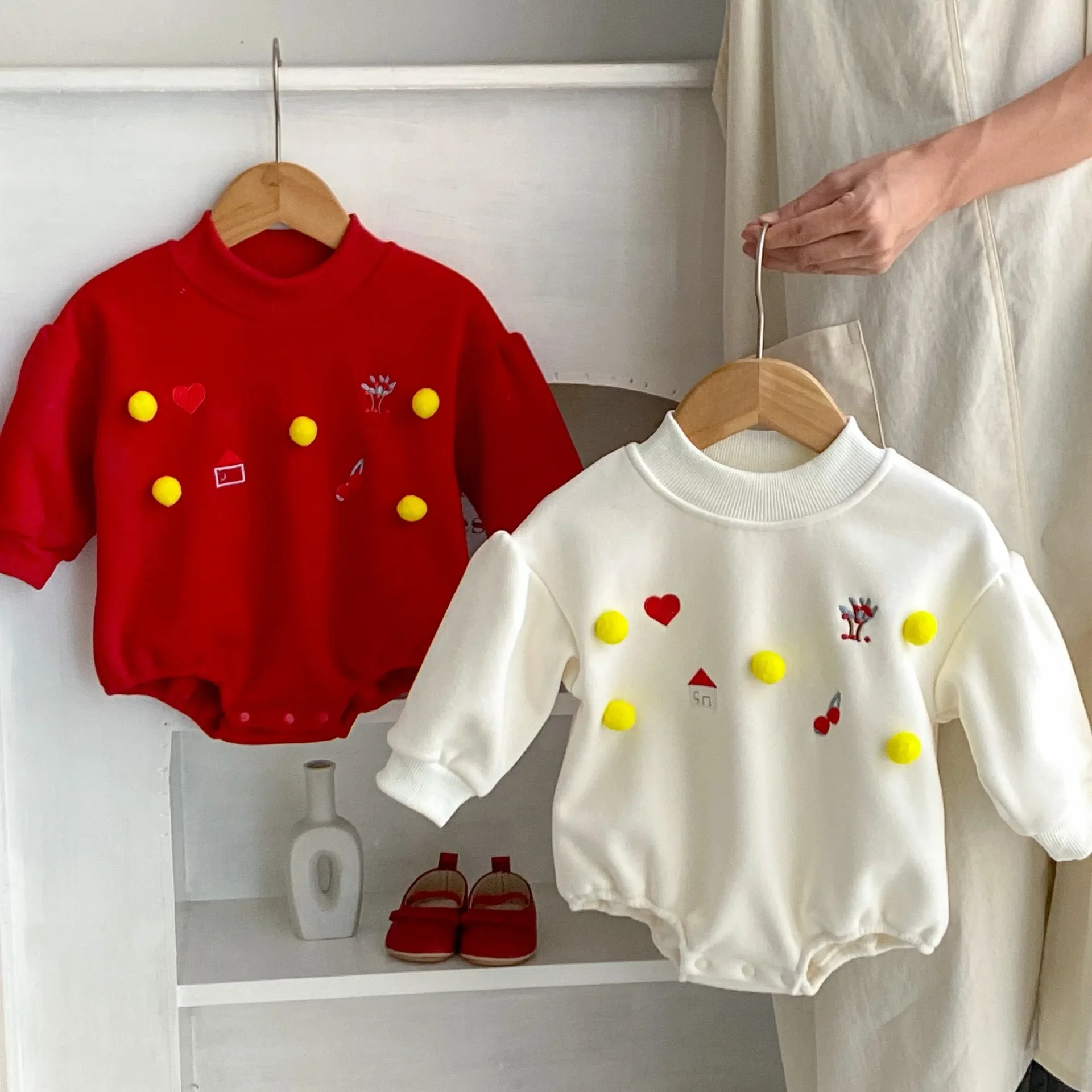 

Rompers Winter Baby Clothing Embroidery Hairball Long Sleeved Plush Thicken Warm Round Collar Soild Simple Casual