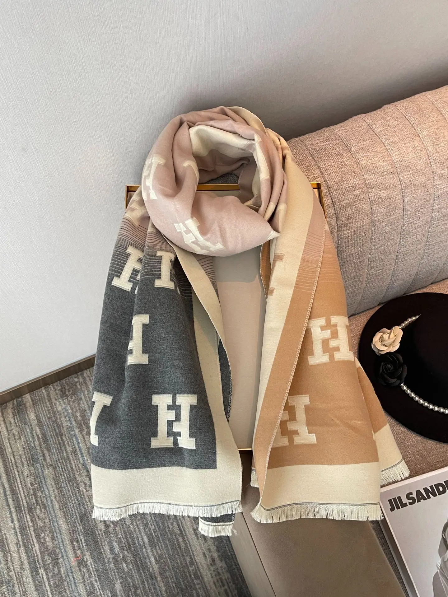 Women's Autumn Imitation Cashmere Blended H-Shaped Jacquard Shawl Warm Neck Commuting Scarf Fashionable Scarf for Ladies