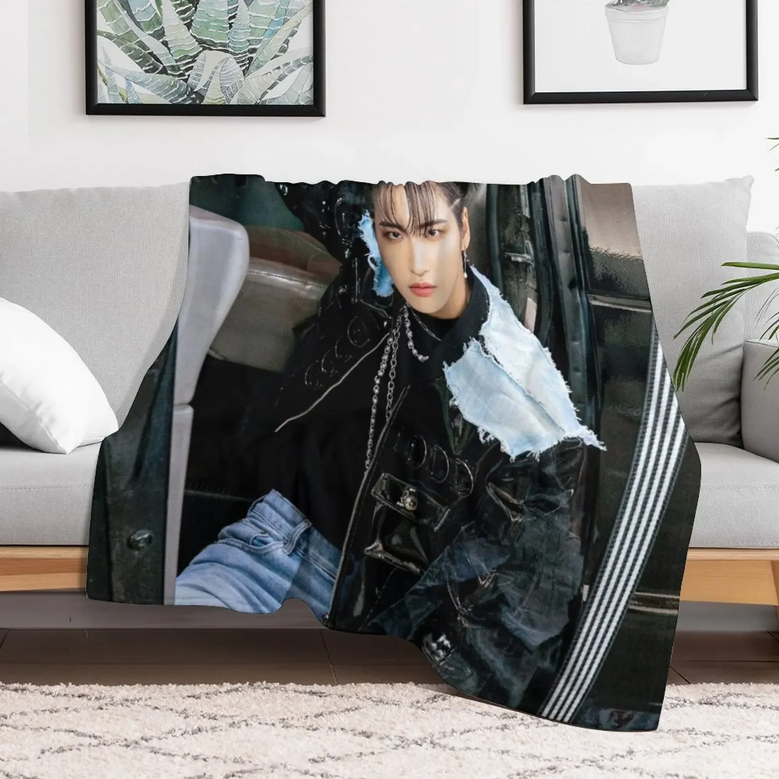 ATEEZ SEONGHWA THE WORLD EP.1 : MOVEMENT GUERRILLA Throw Blanket Decorative Sofas Baby Blankets