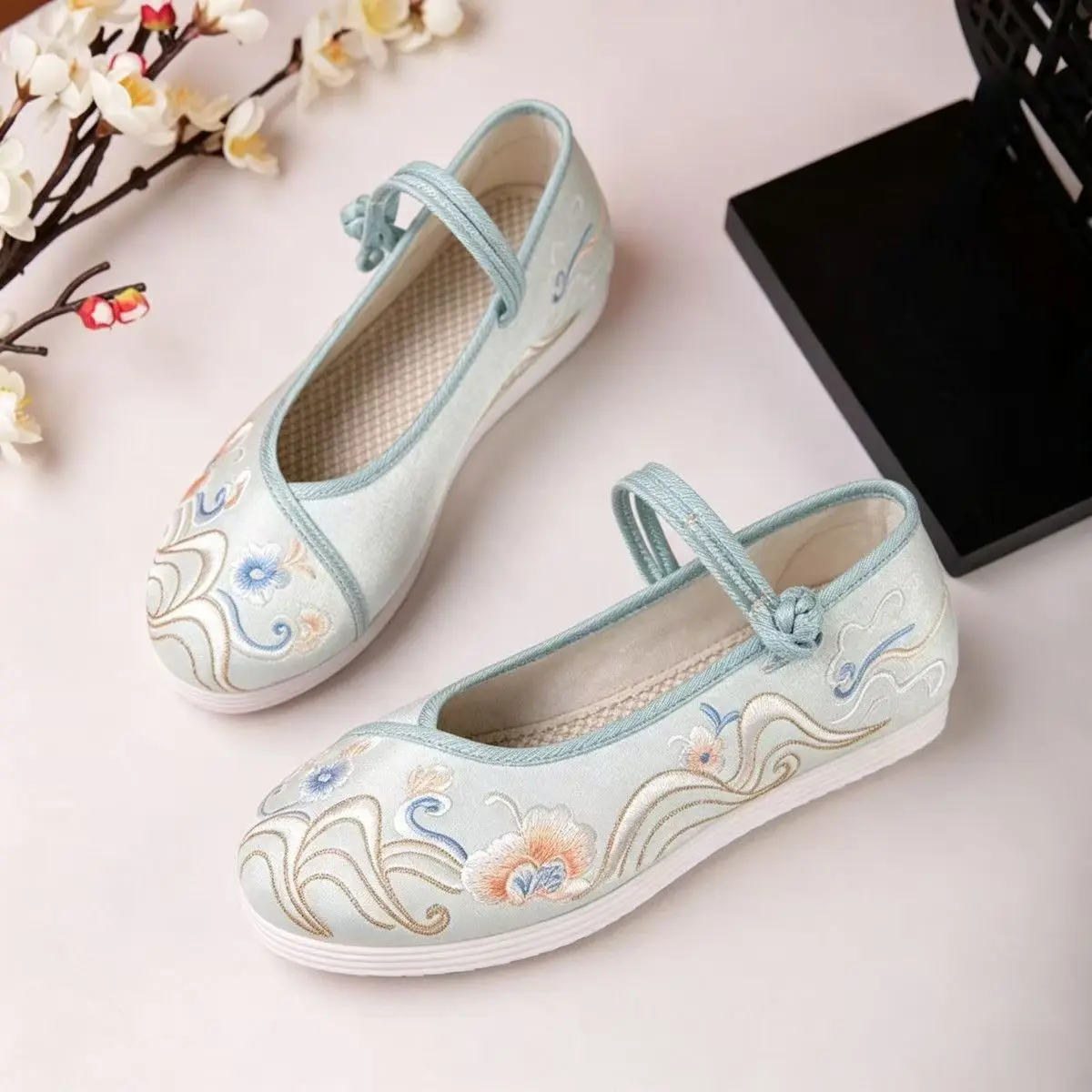 Women New Flat sole Embroidered Hanfu Shoes Spring Autumn Round Toe Buckle Strap Mary Jane Shoes Ethnic Style Cheongsam Shoes