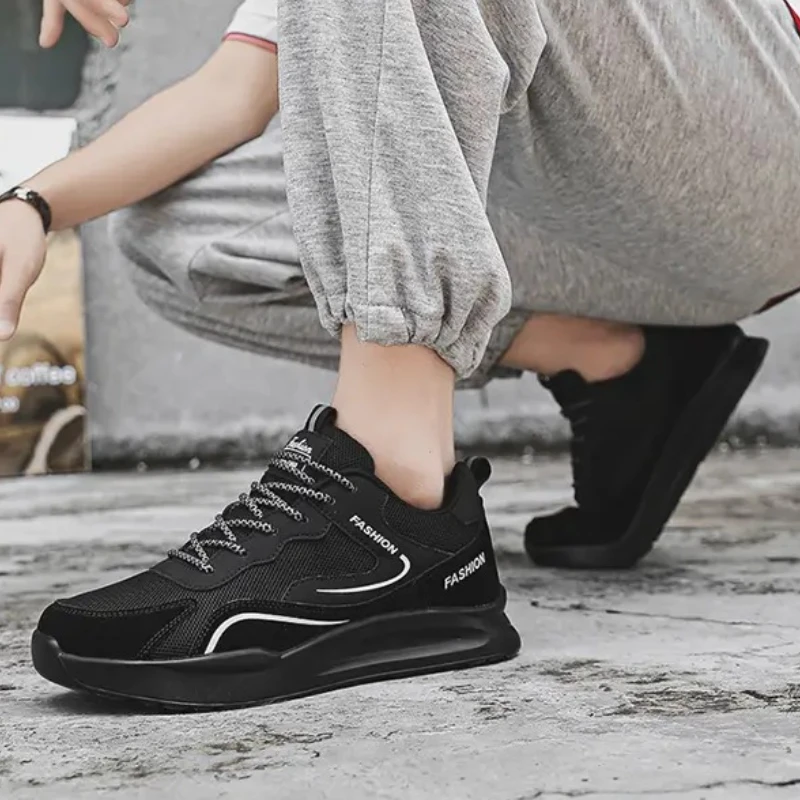 

Повседневная спортивная обувь для мужчин. Большие кроссовки на плоской подошве с мягкой подошвой. Удобные дышащие и шнурованные уличные кроссовки со сращенной сеткой.