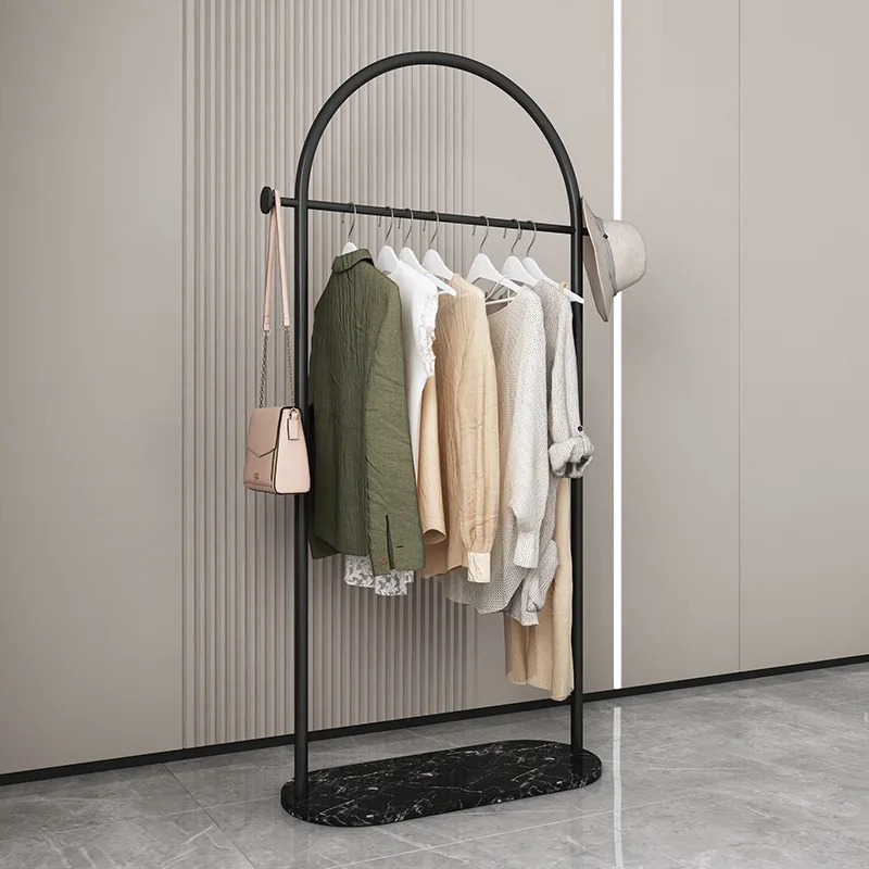 Kleiderbügel, Boden, Schlafzimmer, Haushaltskleiderbügel, einfache Innenausstattung, hängender Kleiderständer aus Marmor, einfache Garderobe im Wohnzimmer