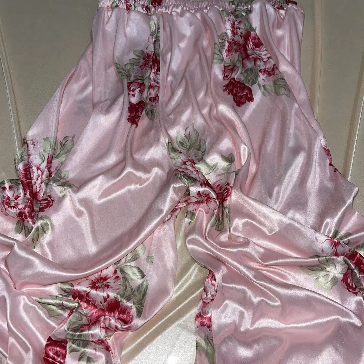 Pigiama sexy da uomo Pantaloni lanterna lucidi in seta floreale rosa sottile da donna Vedi attraverso pantaloni larghi arricciati lisci come la seta Taglie forti