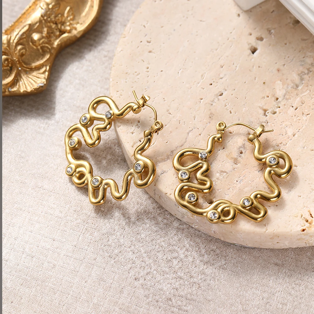 18 Karat vergoldete, gewellte Creolen aus Edelstahl, unregelmäßige, geometrische, klobige Ohrringe mit Strass-Kristallen, Schmuck für Damen – Detail 4