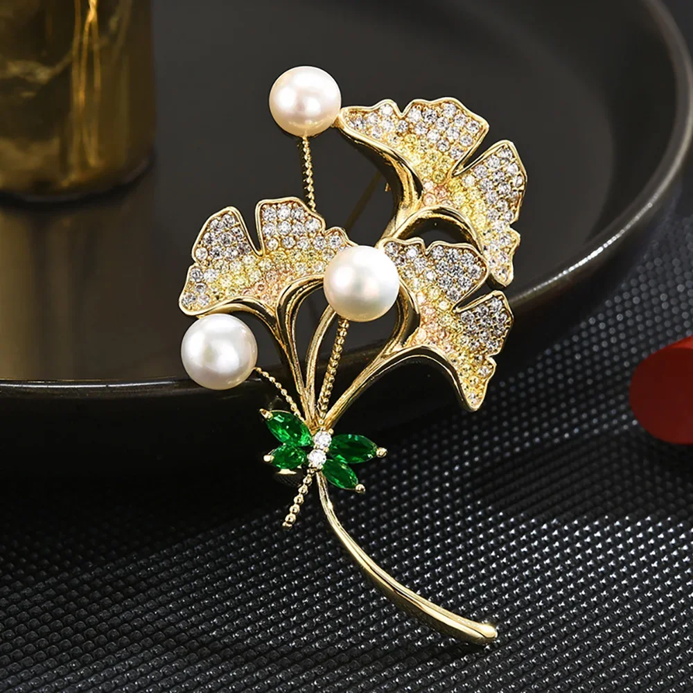 New fashion Brooch for Women Gold Color Ginkgo Leaf Brooches ladies Lapel Pins Jewelry Accessories birthday Gift Give Girlfriend