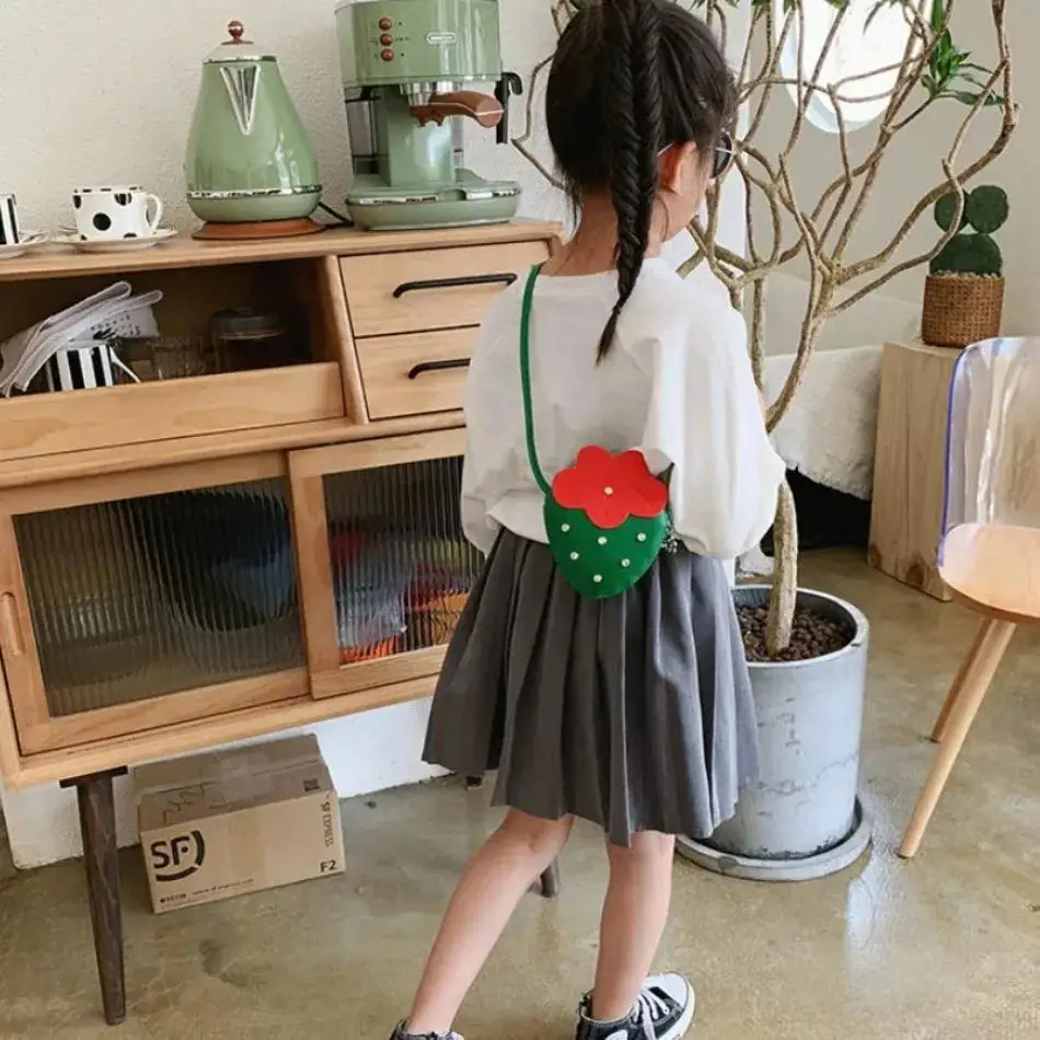 Niedliche Erdbeer-Nieten-Kinder-Umhängetasche Glänzende Prinzessinnen-Mini-Crossbody-Tasche Kinder-Münzbörse Modische Kleine Schultertasche