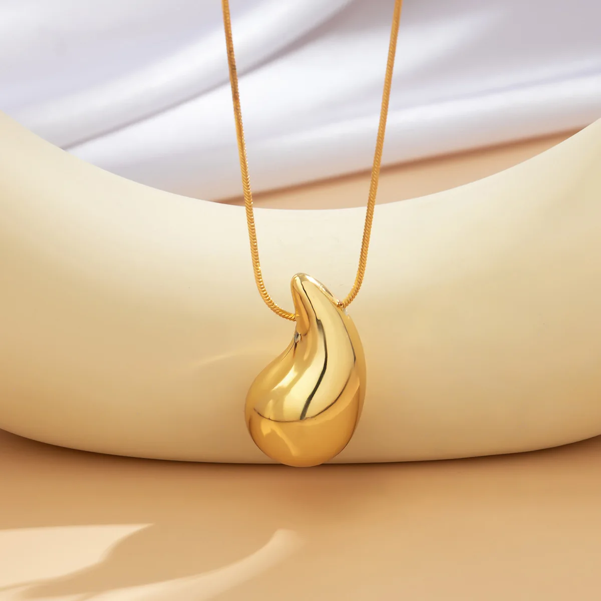 Polished Comma Teardrop Pendant Collarbone Necklace