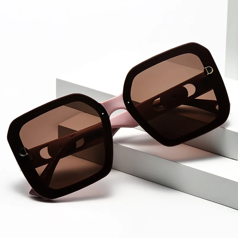 نظارات شمسية فاخرة بإطار مربع 2025: نظارات UV400 كبيرة الحجم مع قلب من التيتانيوم للنساء العصريات في الشارع.