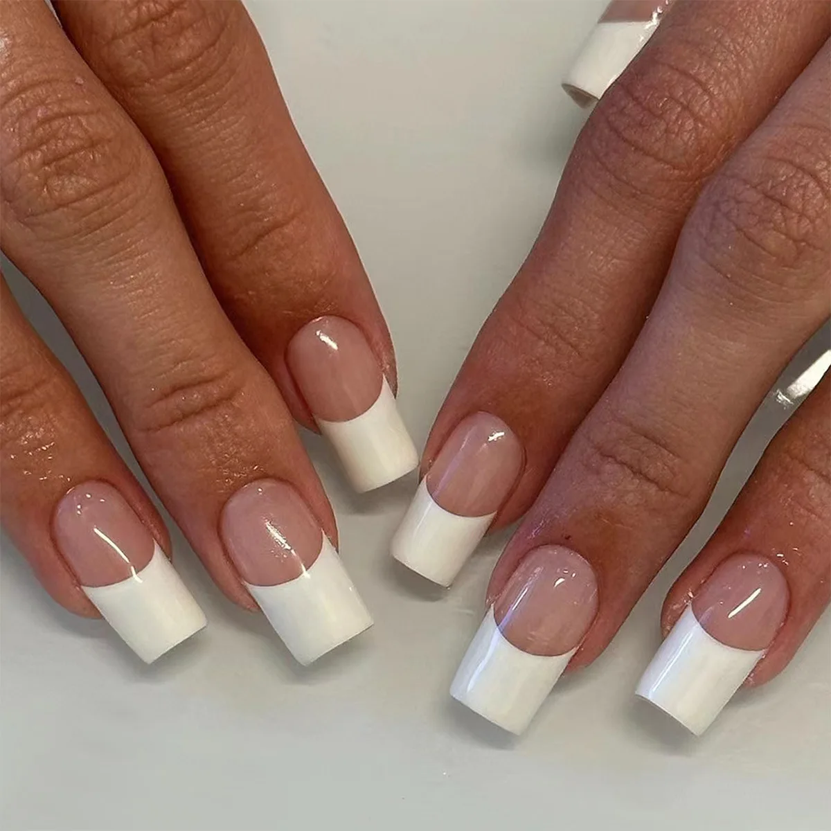 24 Stück einfache weiße künstliche Nägel im französischen Stil, mittlerer Sarg, nackte Farbe, zum Aufdrücken der Nägel, Ins-Stil, abnehmbarer künstlicher Nagel für Frauen