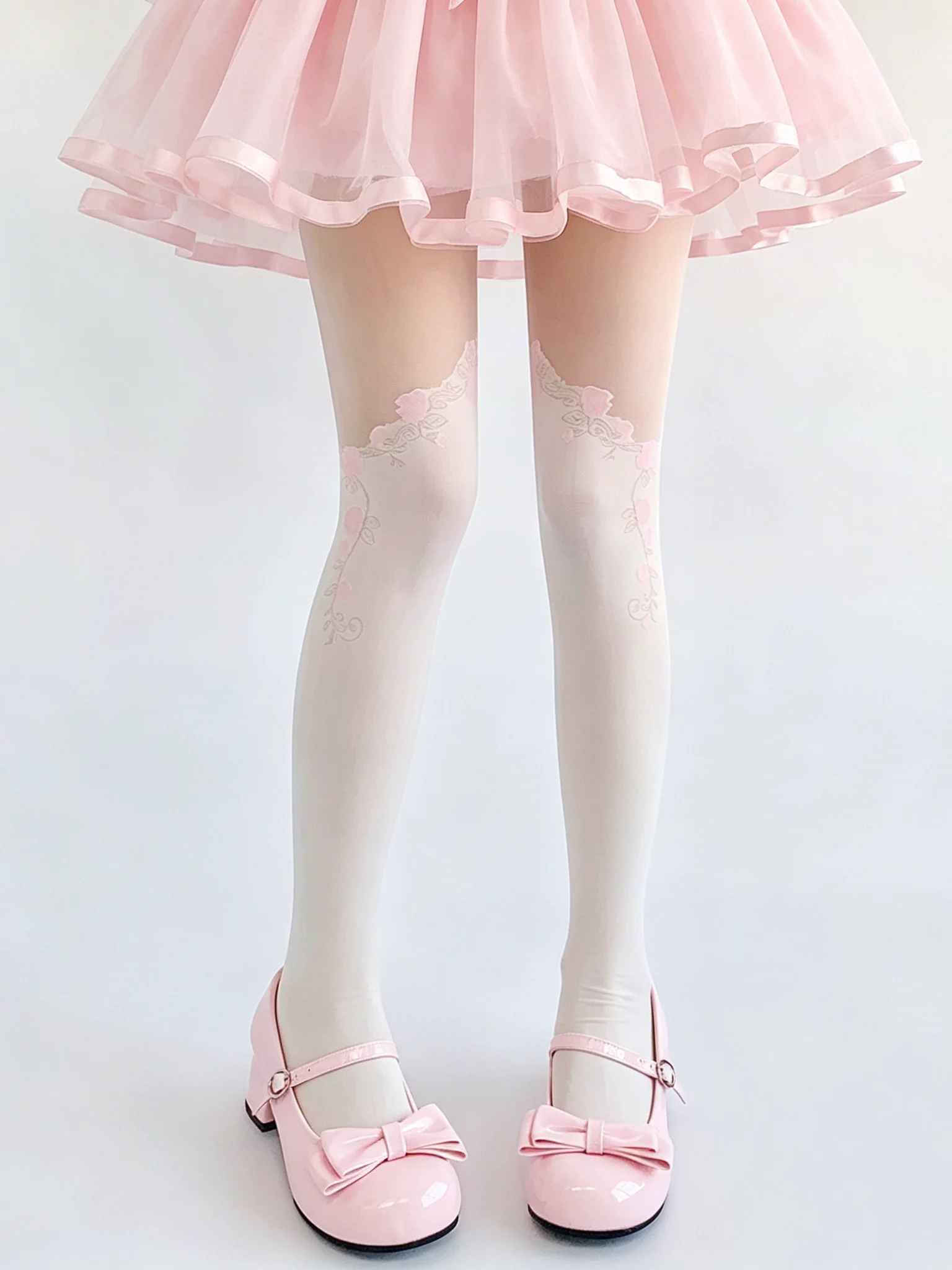 meias-finas-brancas-de-renda-estilo-lolita-para-mulheres-com-padrao-floral-bordado-e-cinta-liga