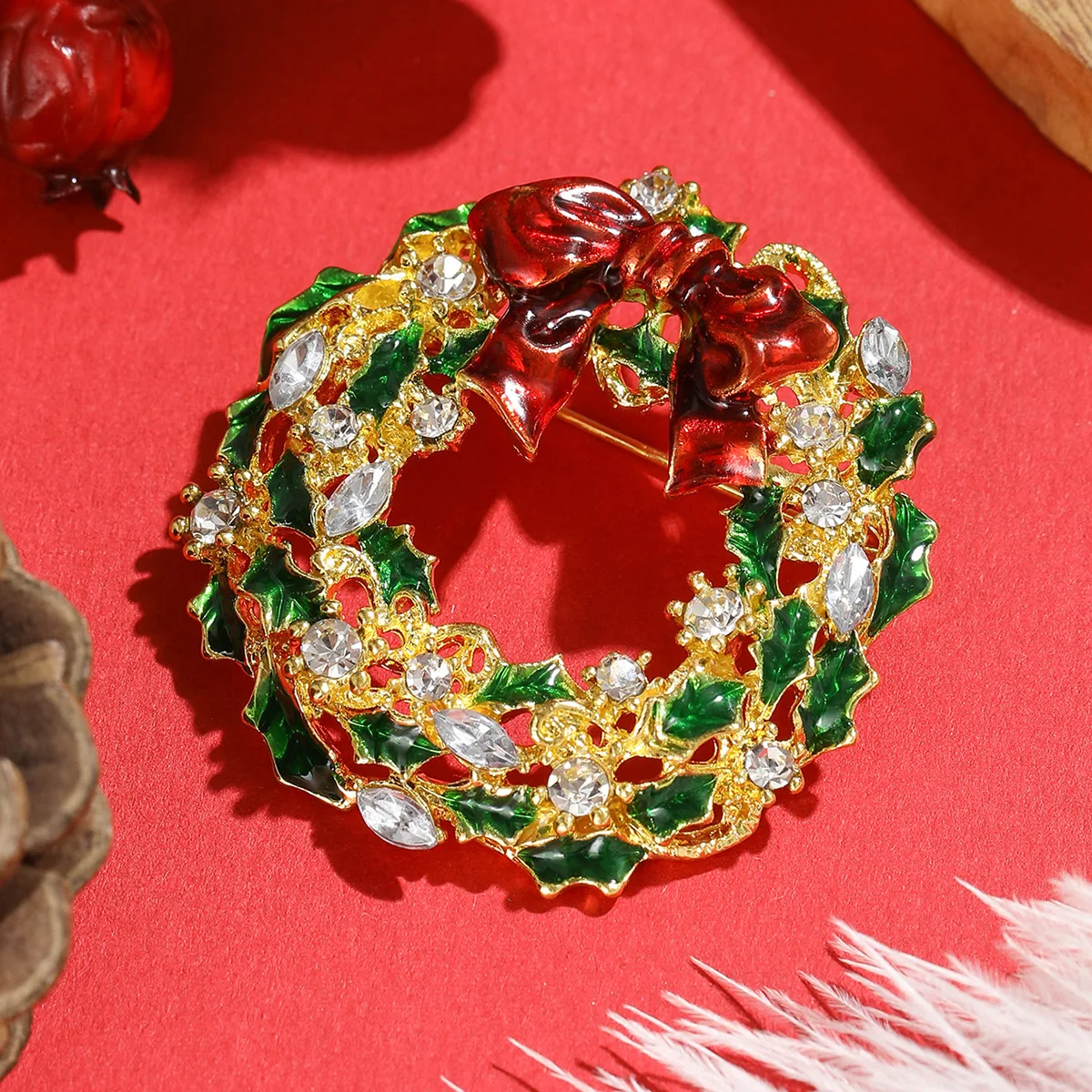 1PC Christmas Wreath Brooch Red Bow Green Holly Leaf Clear Rhinestone Enamel Lapel Pin Xmas Holiday Decoration Craft Gift