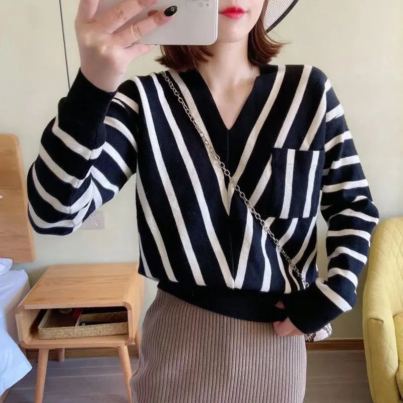 Korean Loose Striped Knitted Jumpers 2023 Autumn Winter Casual Pockets Spliced Female Clothing All-match Elegant V-Neck Sweaters