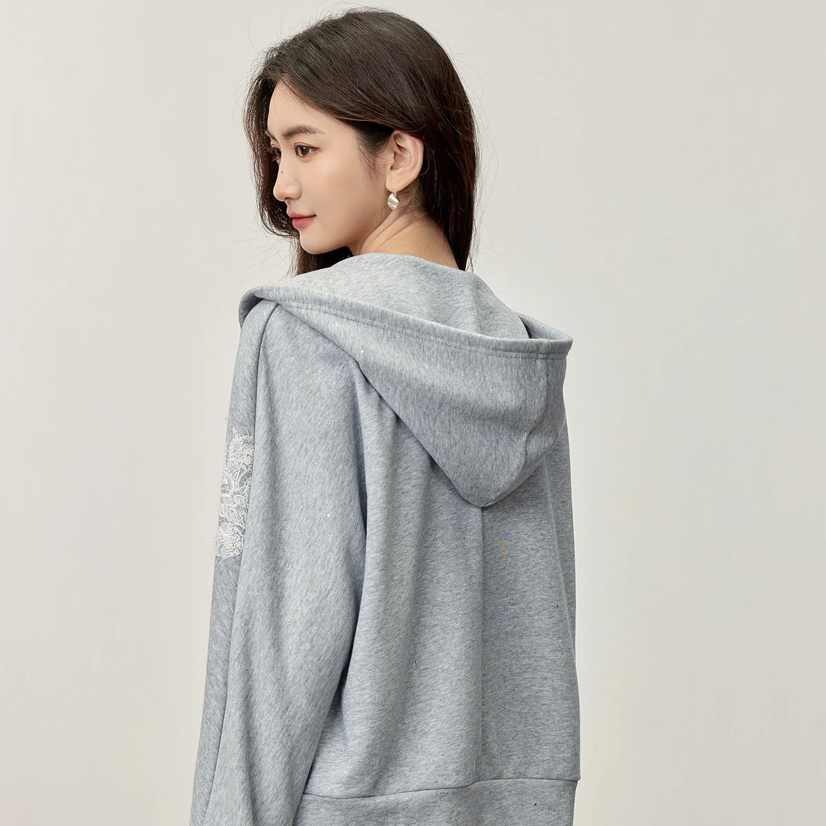 SENTUBILA 2026 Autumn Hooded Sweatshirts Contrast Color Splicing Long Sleeve Coats Loose Sequin Knitted Sweater Jacket 153WG2301