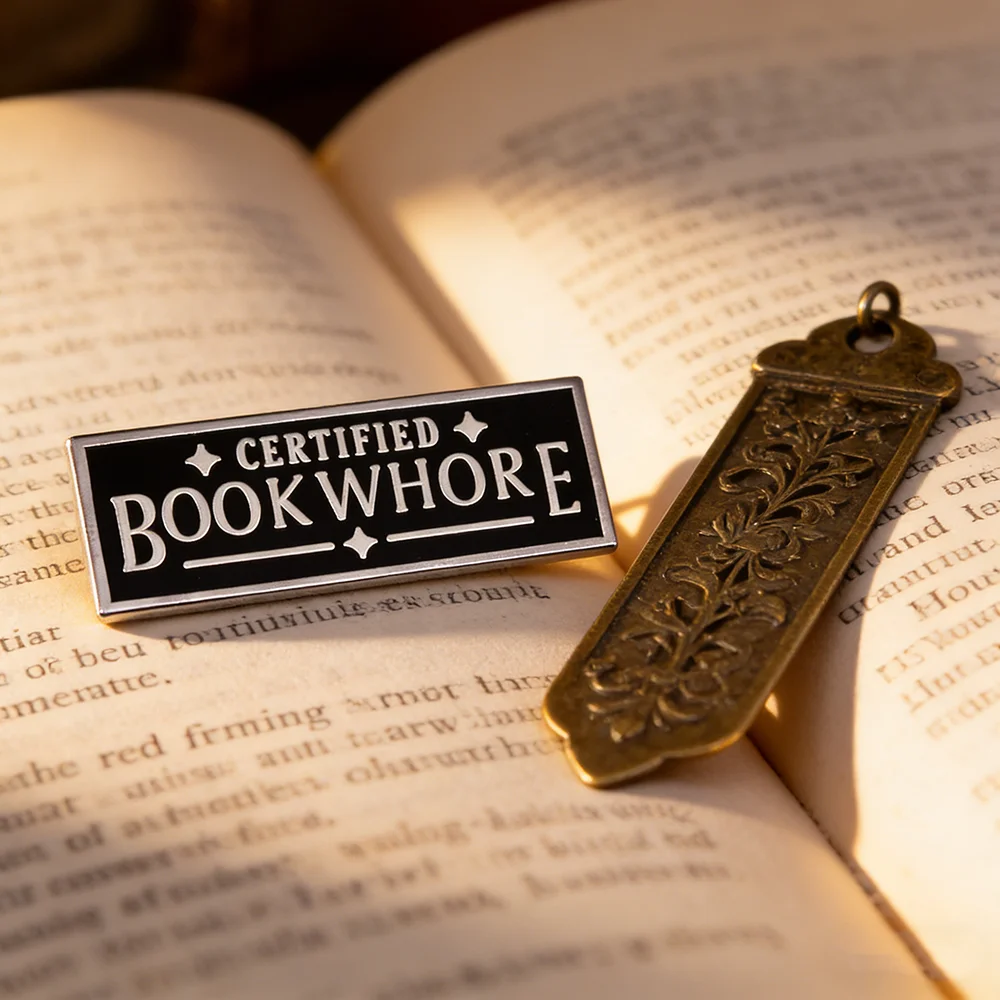 Zertifizierter Buchliebhaber Emaille-Pin Lustiges Literarisches Metall-Abzeichen Retro Literarische Broschen Anstecknadel Schmuck Geschenk für Buchliebhaber