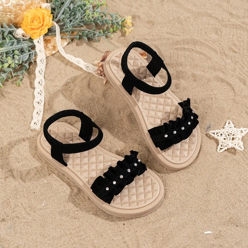 2026 صنادل شاطئ الأطفال صيف جديد المفتوحة تو الفتيات صنادل مماشي للموضة حجر الراين مطوي الاطفال السببية الانزلاق على الصنادل أسود أحمر