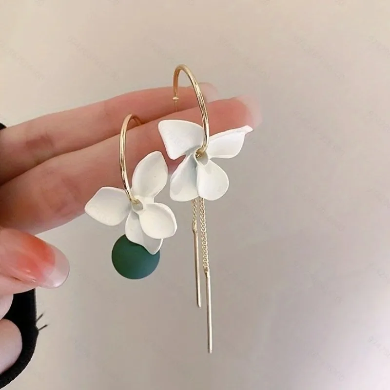 Huajie المرأة أنيقة غير المتماثلة زهرة بيضاء شرابة الكرة تصميم شكل هوب القرط السيدات حفلة الأذن مجوهرات موضة المد #1