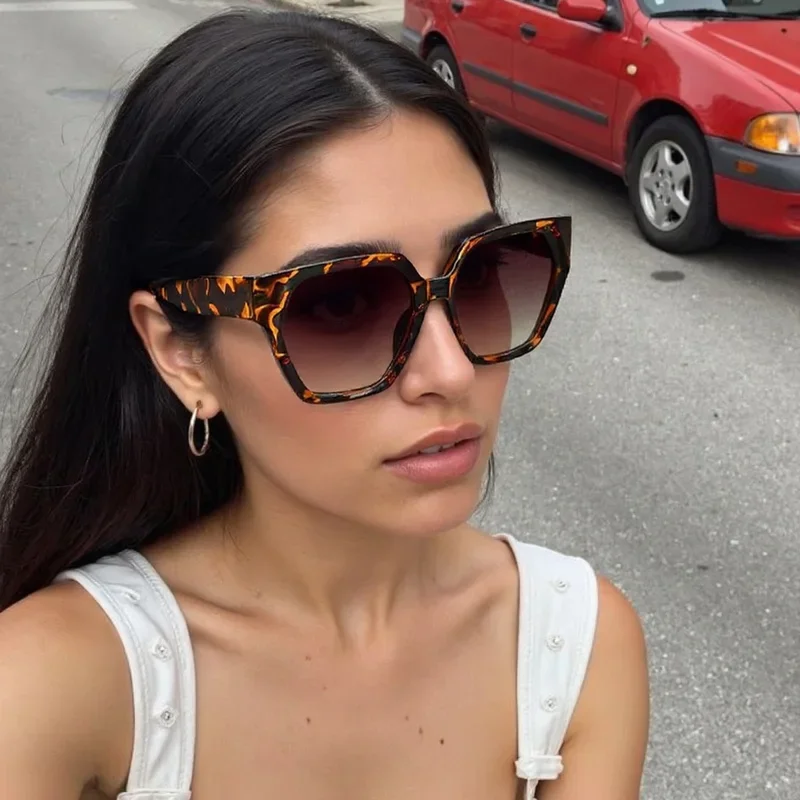 2025 New In Women Retro Oval Sunglasses Black Frame Fashion Brand Trendy Hot Points Sun Glasses Ladies Star Shades UV400 Eyewear