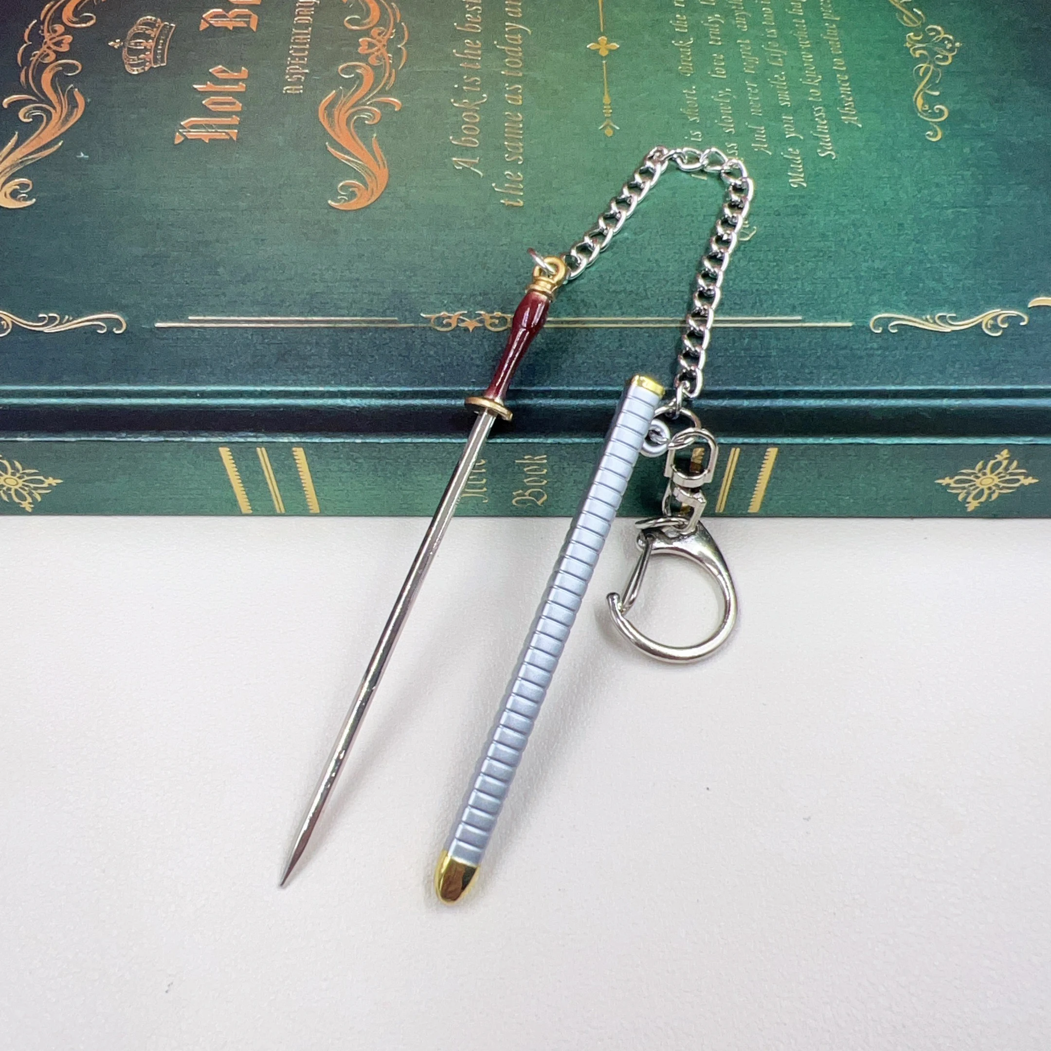 Llavero de espada de paja de 9 cm, espada de Basil Hawkins, accesorios de anime OP, llavero de espada samurái en miniatura totalmente metálico, juguete.