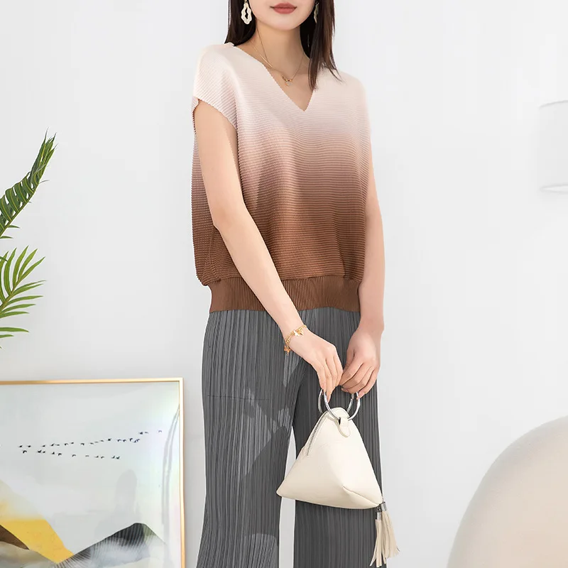 

MIYAKE Style Summer new gradient color pleated niche design V-neck vest loose and age reducing sleeveless outerwear [20230207]