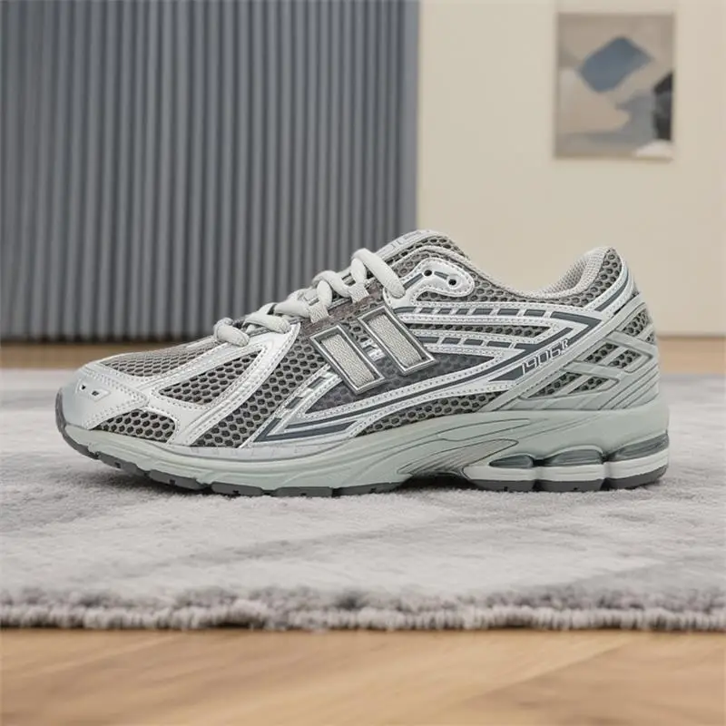 

Спортивная обувь на подкладке WarmLightweight на массивной подошве, тяжелый вид, легкая