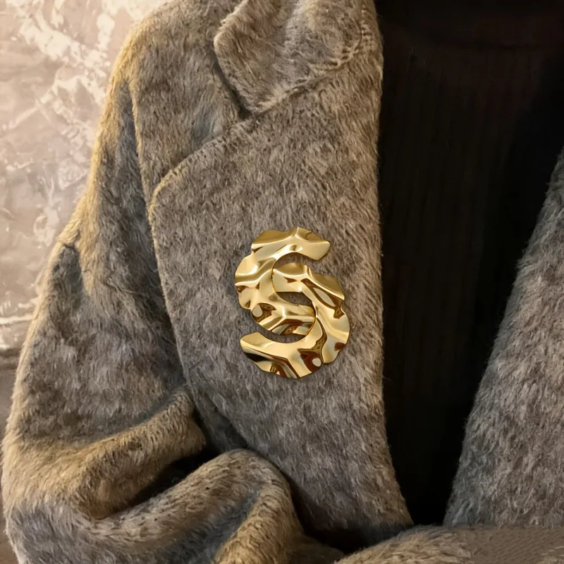 

Women's Luxury Interlocking C Brooch Camellia Inspired Elegant Pin All-match Coat Decoration Jewelry