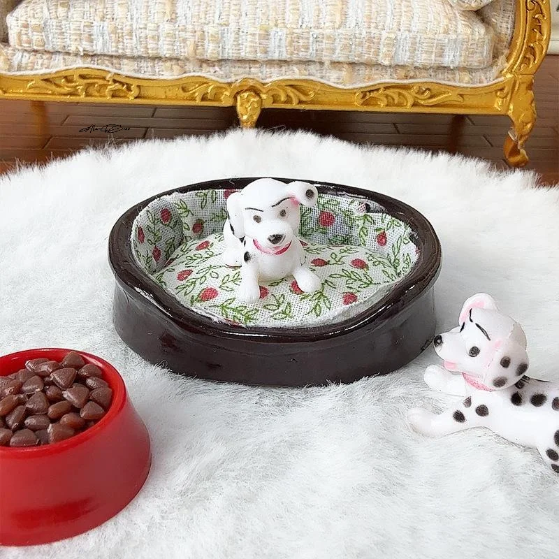 บ้านสุนัขจิ๋วขนาด 1/12 พร้อมเตียงนอนลายดอกไม้ ของเล่นสะสมสำหรับนักสะสม (1 ชิ้น)