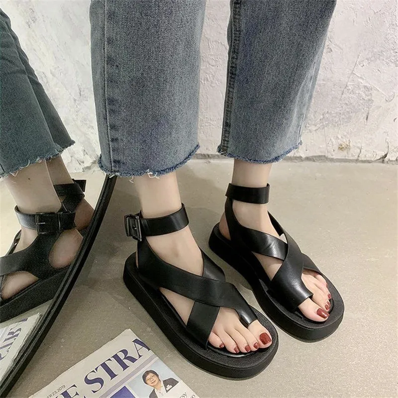 COOTELILI Women Summer Sandals Beach Sandals Fashion Flats Shoes 2024 New Sandal Non-slip Flat Sandals Buckle Black And White